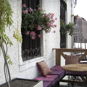 Honeymoon On Grand Canal Guest house